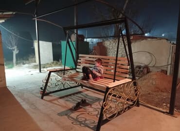 Садовые качели Со спинкой, С крышей at lalafo.kg Садовые качели Со спинкой, С крышей