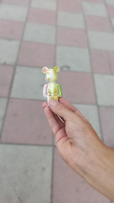 Брелоки-игрушки (набор из 2 штук) - Фигурка медвежонка в мраморном at lalafo.kg Брелоки-игрушки (набор из 2 штук) - Фигурка медвежонка в мраморном