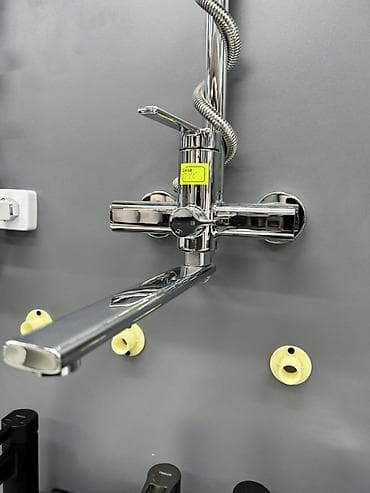 Хромированный смеситель для ванной комнаты с душем, оснащенный одним at lalafo.kg Хромированный смеситель для ванной комнаты с душем, оснащенный одним