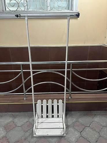 Белые детские качели с деревянным сиденьем и спинкой в виде забора at lalafo.kg Белые детские качели с деревянным сиденьем и спинкой в виде забора