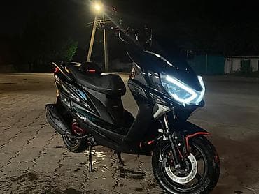 Скутер спортивного стиля 125–150 см³ (визуально класс “макси-спорт”) at lalafo.kg Скутер спортивного стиля 125–150 см³ (визуально класс “макси-спорт”)