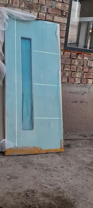 Межкомнатная дверь с вертикальным остеклением. - Полотно с длинным at lalafo.kg Межкомнатная дверь с вертикальным остеклением. - Полотно с длинным