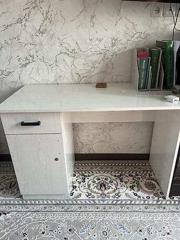 Письменный/компьютерный стол компактного формата. - Материал: ЛДСП с at lalafo.kg Письменный/компьютерный стол компактного формата. - Материал: ЛДСП с