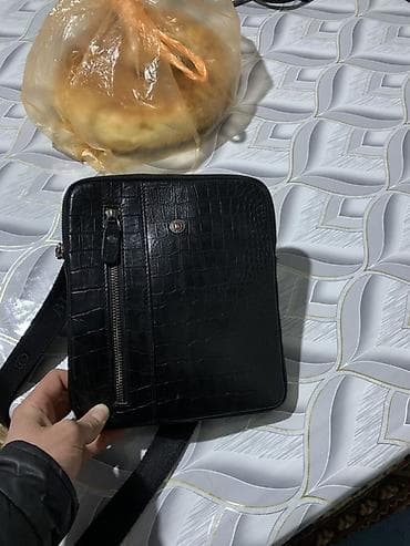 Мужская сумка через плечо, вертикальная. - Материал: черная экокожа с at lalafo.kg Мужская сумка через плечо, вертикальная. - Материал: черная экокожа с