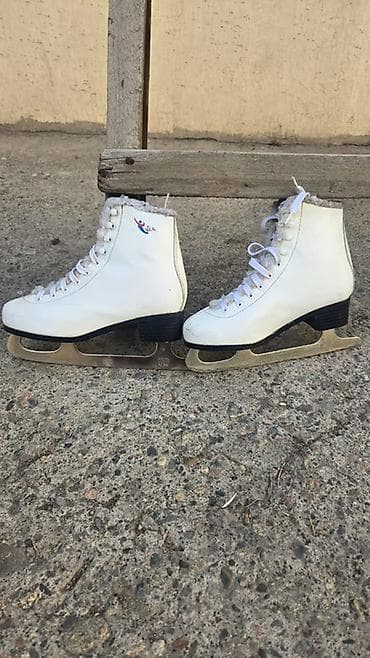 Коньки (2 пары) 1) Фигурные коньки, белые женский 38 размер - at lalafo.kg Коньки (2 пары) 1) Фигурные коньки, белые женский 38 размер -