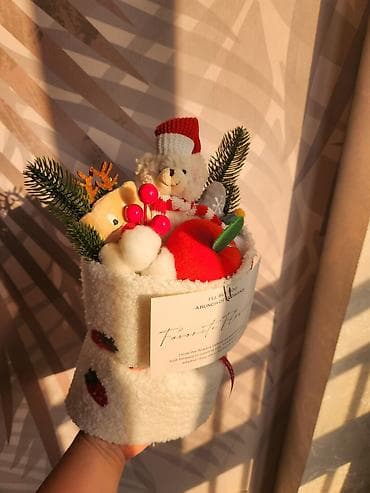 Праздочная композиция-подарок в мягкой шапочке-кашпо. Состав: - at lalafo.kg Праздочная композиция-подарок в мягкой шапочке-кашпо. Состав: -