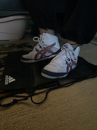 Мужские кроссовки, 34, Asics, Б/у, цвет - Белый at lalafo.kg Мужские кроссовки, 34, Asics, Б/у, цвет - Белый