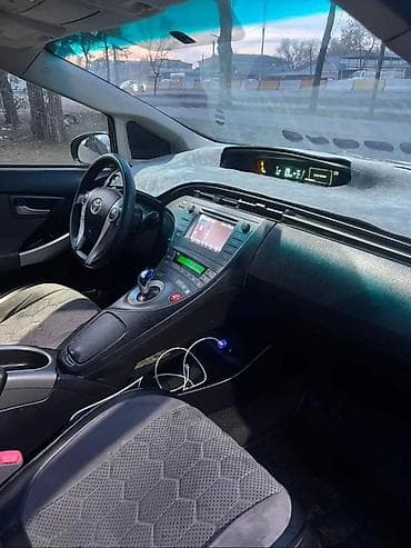 Toyota Prius: 2012 г., 1.8 л, Вариатор, Гибрид, Хэтчбэк at lalafo.kg — 6 Toyota Prius: 2012 г., 1.8 л, Вариатор, Гибрид, Хэтчбэк — 6