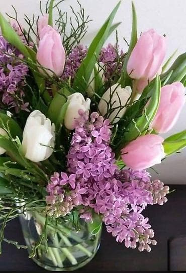 Букет из нежных тюльпанов и сирени в стеклянной вазе - Состав at lalafo.kg Букет из нежных тюльпанов и сирени в стеклянной вазе - Состав