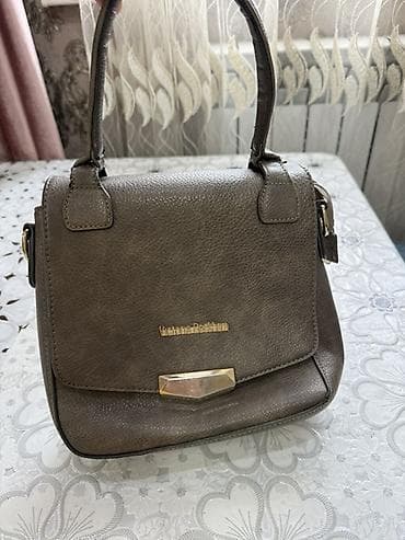 Классическая сумка, Материал: Искусственная кожа, Разделенные отделения, Женские, Б/у at lalafo.kg Классическая сумка, Материал: Искусственная кожа, Разделенные отделения, Женские, Б/у