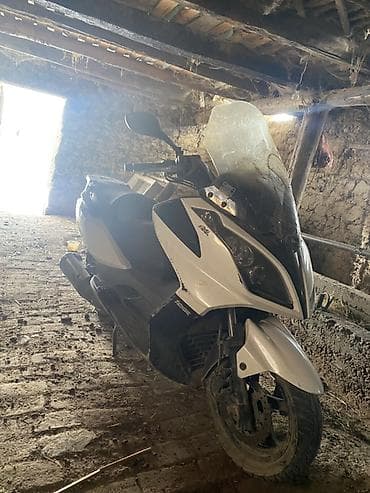 Макси-скутер с высоким ветровым стеклом и двухместным сиденьем. +996 lalafo.kg да — 2 Макси-скутер с высоким ветровым стеклом и двухместным сиденьем. +996 — 2