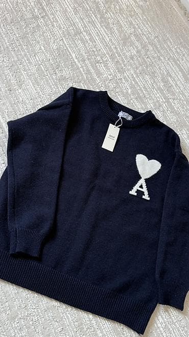 Свитер AMI Paris с логотипом Ami de Coeur - Цвет: темно‑синий (navy) at lalafo.kg Свитер AMI Paris с логотипом Ami de Coeur - Цвет: темно‑синий (navy)