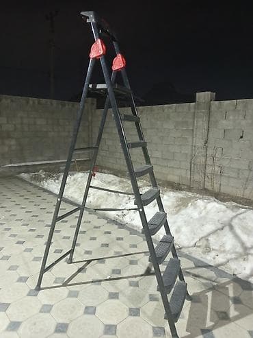 Алюминиевая стремянка с широкой площадкой и полочкой под инструмент at lalafo.kg Алюминиевая стремянка с широкой площадкой и полочкой под инструмент