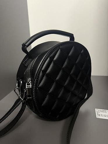 Круглая женская сумка через плечо - Цвет: черный - Форма: компактная at lalafo.kg Круглая женская сумка через плечо - Цвет: черный - Форма: компактная