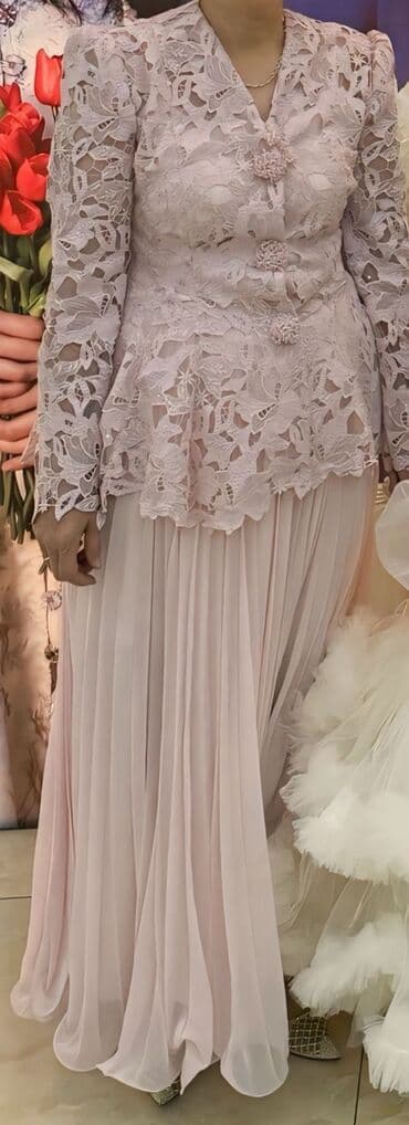 Двойка в отличном состоянии,один раз одевали,костюм с юбкой,турецкая at lalafo.kg Двойка в отличном состоянии,один раз одевали,костюм с юбкой,турецкая