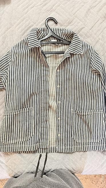 Полосатая джинсовая куртка. Удобная универсальная вещь: носится как at lalafo.kg Полосатая джинсовая куртка. Удобная универсальная вещь: носится как