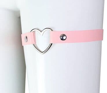 Чокеры: Чокер в форме сердца Ч, регулируемое ожерелье украшение кожаное at lalafo.kg — 2 Чокеры: Чокер в форме сердца Ч, регулируемое ожерелье украшение кожаное — 2