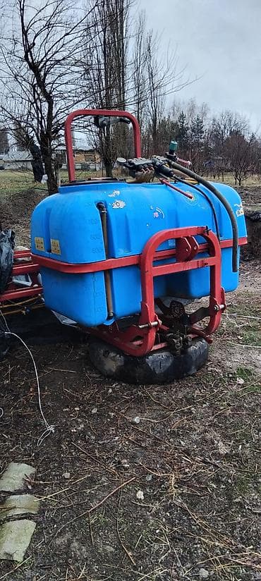 Навесной тракторный опрыскиватель для полевых и садовых обработок at lalafo.kg Навесной тракторный опрыскиватель для полевых и садовых обработок