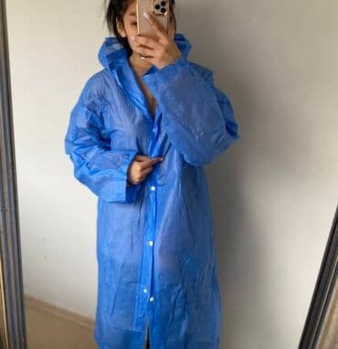 Дождевик-плащ с капюшоном - Длина: до колена/голени, свободный крой — at lalafo.kg Дождевик-плащ с капюшоном - Длина: до колена/голени, свободный крой —