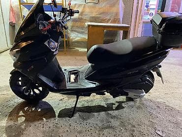 Скутер/максискутер черного цвета с ветровым стеклом и задним кофром at lalafo.kg Скутер/максискутер черного цвета с ветровым стеклом и задним кофром