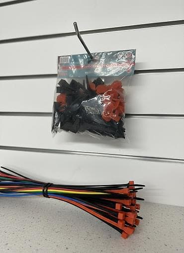 Набор черных и оранжевых кабельных стяжек из пластика, предназначенных at lalafo.kg Набор черных и оранжевых кабельных стяжек из пластика, предназначенных