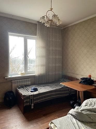 Комната с двумя односпальными кроватями и рабочей зоной. Подселение 1 at lalafo.kg Комната с двумя односпальными кроватями и рабочей зоной. Подселение 1