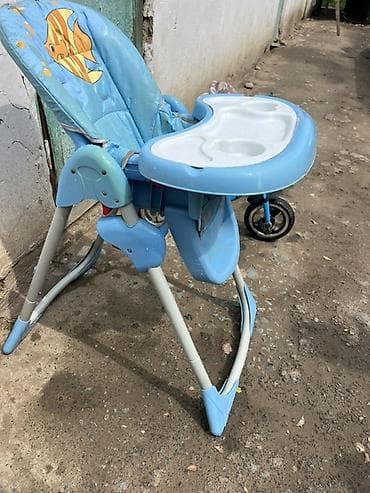 Детский комплект: стульчик для кормления, ходунки и трехколесный at lalafo.kg Детский комплект: стульчик для кормления, ходунки и трехколесный