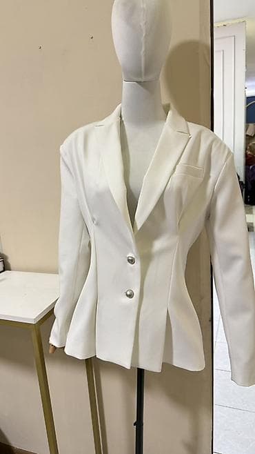 Распродажа!! 1) Белый приталенный жакет с лацканами -800 размер M,L 2) at lalafo.kg Распродажа!! 1) Белый приталенный жакет с лацканами -800 размер M,L 2)