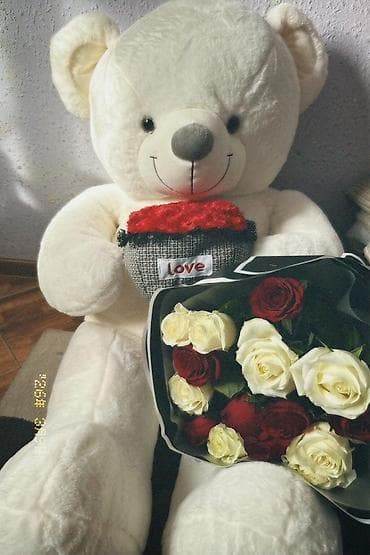 Большой плюшевый мишка с сердцем и букет роз - Мягкая игрушка: белый at lalafo.kg Большой плюшевый мишка с сердцем и букет роз - Мягкая игрушка: белый