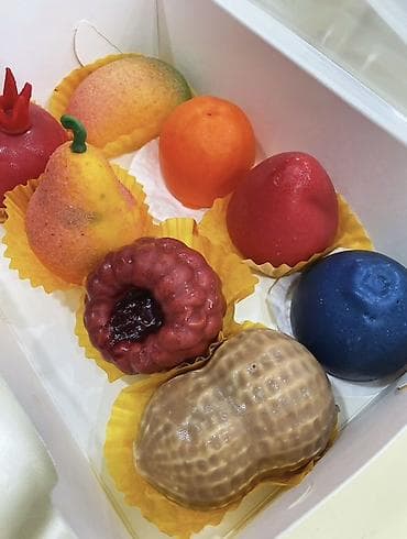 Набор фигурных конфет ручной работы в виде фруктов и орехов at lalafo.kg Набор фигурных конфет ручной работы в виде фруктов и орехов