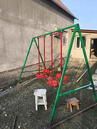 Детские уличные качели на 2 места - Конструкция из металлического at lalafo.kg Детские уличные качели на 2 места - Конструкция из металлического