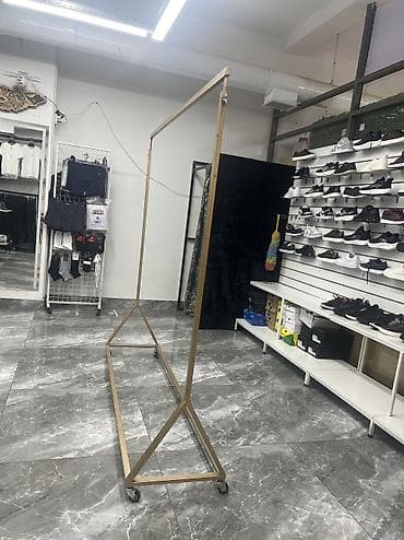 Кронштейн Для одежды, Материал: Металл, На колесах at lalafo.kg Кронштейн Для одежды, Материал: Металл, На колесах