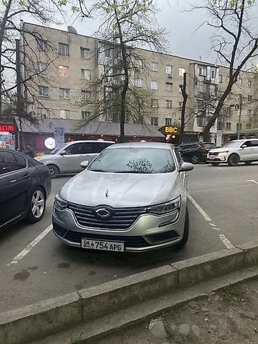 Седан бизнес‑класса, серебристый кузов. Элегантный передок с широкой at lalafo.kg Седан бизнес‑класса, серебристый кузов. Элегантный передок с широкой