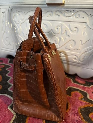 Сумка-тоут в стиле Birkin из коричневой кожи под крокодила at lalafo.kg Сумка-тоут в стиле Birkin из коричневой кожи под крокодила