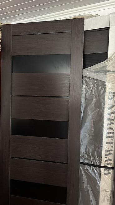 Межкомнатные двери с вставками из стекла, цвет венге - Полотно at lalafo.kg Межкомнатные двери с вставками из стекла, цвет венге - Полотно