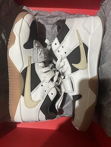 Мужские кроссовки, 40, Nike, Новый, цвет - Белый, Самовывоз at lalafo.kg Мужские кроссовки, 40, Nike, Новый, цвет - Белый, Самовывоз