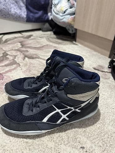 Борцовки ASICS (высокие) Размер-40 Оригинал 100% - Тип: обувь для at lalafo.kg Борцовки ASICS (высокие) Размер-40 Оригинал 100% - Тип: обувь для