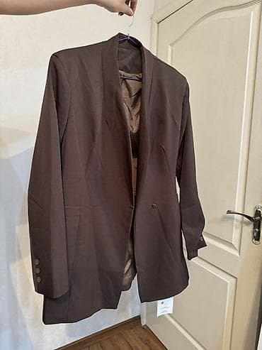 Женский костюм: удлинённый жакет + блуза Цена: 500 сом за каждую at lalafo.kg Женский костюм: удлинённый жакет + блуза Цена: 500 сом за каждую