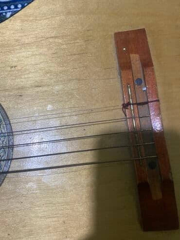 Классическая акустическая гитара с нейлоновыми/металлизированными at lalafo.kg Классическая акустическая гитара с нейлоновыми/металлизированными