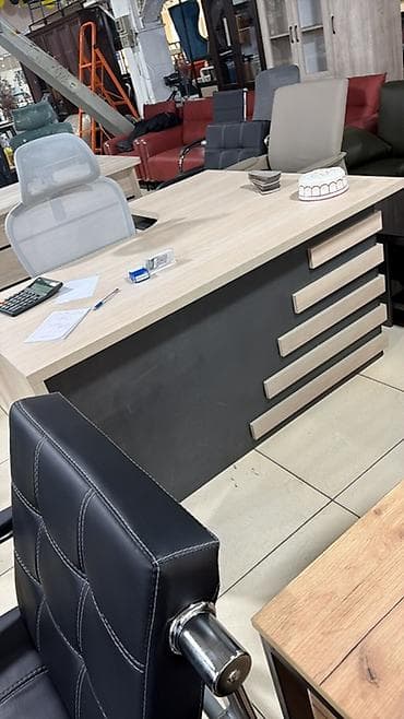 Кеңсе үчүн үстөл, Жөндөлбөй турган, түсү - Боз, Бурчтуу, ЛДСП lalafo.kg да Кеңсе үчүн үстөл, Жөндөлбөй турган, түсү - Боз, Бурчтуу, ЛДСП