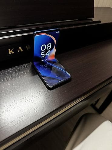 Motorola Razr 50, Б/у, 256 ГБ, цвет - Синий, 1 SIM, 2 SIM at lalafo.kg Motorola Razr 50, Б/у, 256 ГБ, цвет - Синий, 1 SIM, 2 SIM