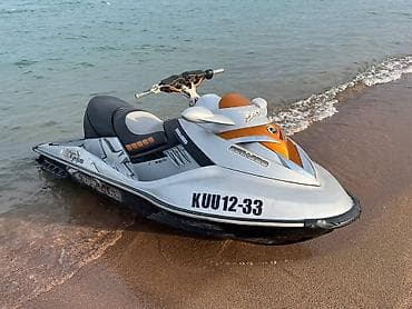 Гидроцикл BRP Sea-Doo белого цвета с оранжевыми и черными акцентами at lalafo.kg Гидроцикл BRP Sea-Doo белого цвета с оранжевыми и черными акцентами