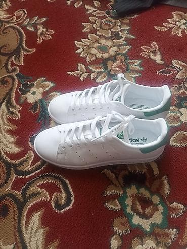 Adidas Stan Smith – классические белые кеды с зелёными вставками на at lalafo.kg Adidas Stan Smith – классические белые кеды с зелёными вставками на