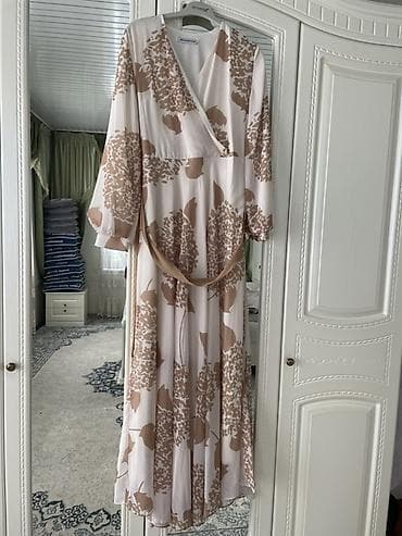 Платье миди с запахом и поясом - Фасон: кроссовер (запах) на лифе at lalafo.kg Платье миди с запахом и поясом - Фасон: кроссовер (запах) на лифе