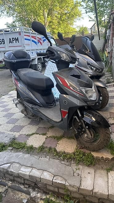 Скутер (50–150 см³, визуально классический городской) с агрессивным at lalafo.kg Скутер (50–150 см³, визуально классический городской) с агрессивным