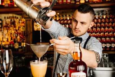 Бармен. До 1 года опыта. 6/1 at lalafo.kg Бармен. До 1 года опыта. 6/1