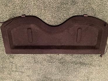 Багажная шторка черного цвета, предназначенная для установки в at lalafo.kg Багажная шторка черного цвета, предназначенная для установки в