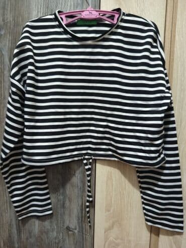Укороченные кофточки. полосатые подойдут до 46р. белая и череая 42-44 at lalafo.kg Укороченные кофточки. полосатые подойдут до 46р. белая и череая 42-44
