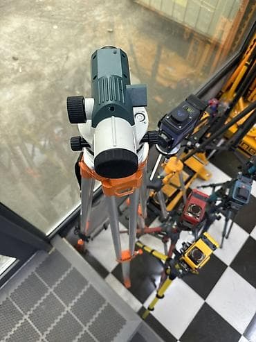 Оптический нивелир с алюминиевым штативом - Тип: автоматический at lalafo.kg Оптический нивелир с алюминиевым штативом - Тип: автоматический