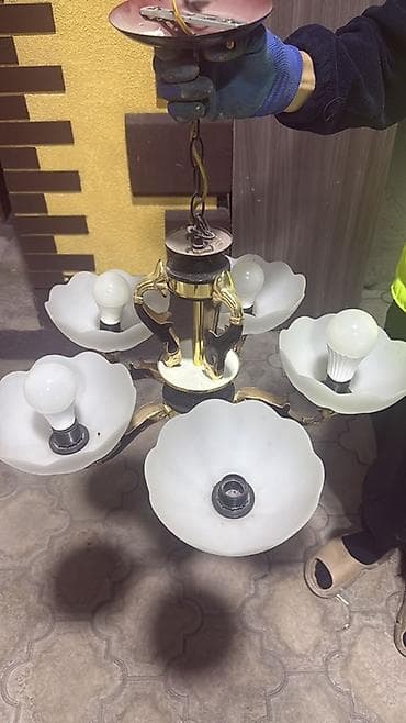 Подвесная люстра на цепи с 5 плафонами. - Конструкция: центральная at lalafo.kg Подвесная люстра на цепи с 5 плафонами. - Конструкция: центральная